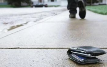 Portofel adus la sediul poliției …