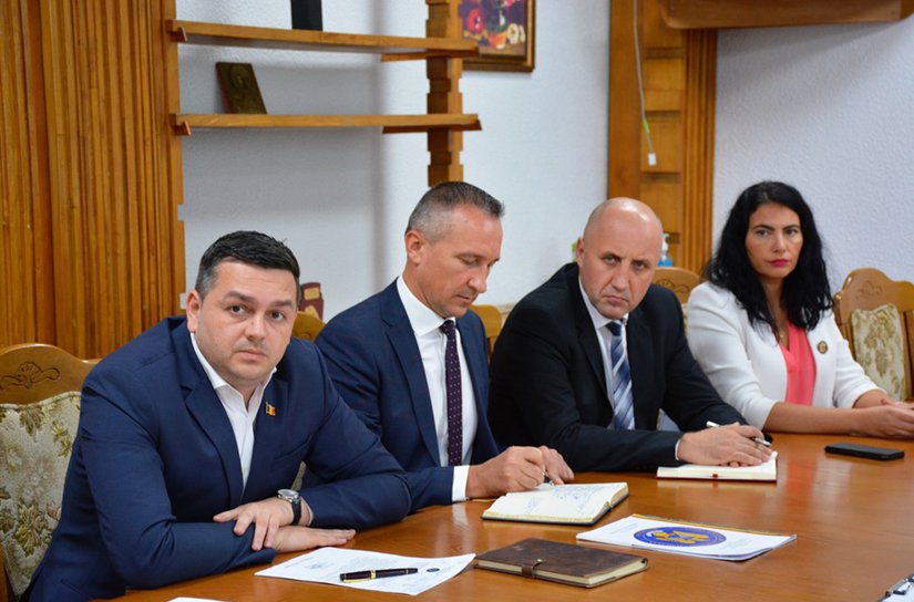 Întâlnire de lucru la Prefectură privind organizarea „Ziua de Curățenie Națională 2022” la Botoșani - FOTO