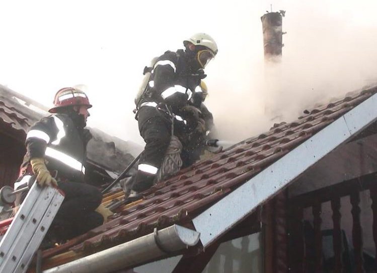 Patru persoane și-au pierdut viața în urma unor incendii generate de coșurile de fum defecte