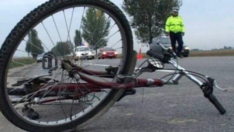 Accident pe un drum din județ: Biciclist de 80 de ani accidentat după ce a schimbat direcția de mers