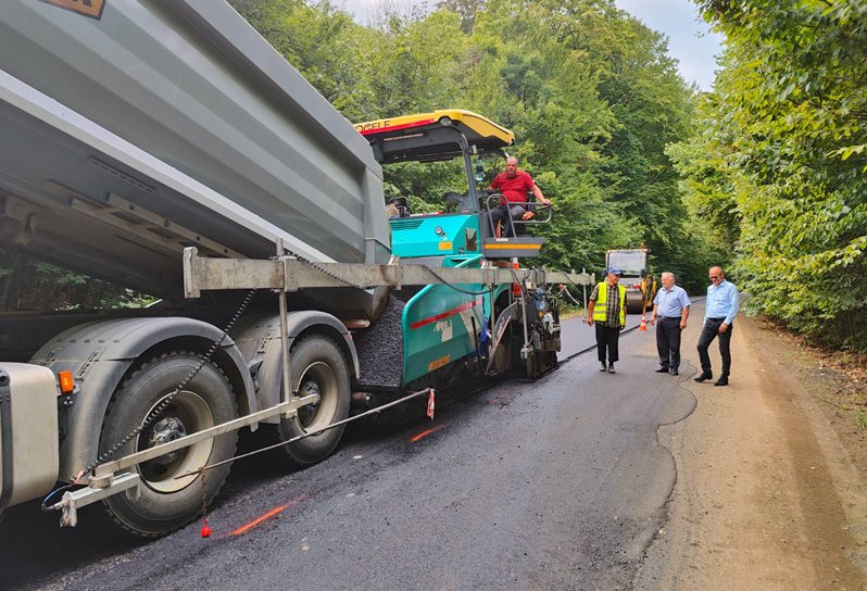 Asfalt pe întreaga lungime a „Drumului Mănăstirilor” - FOTO