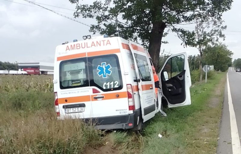 Accident la Dragalina! O ambulanță a ieșit de pe carosabil și s-a izbit într-un copac