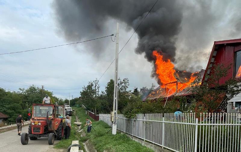 Casă cuprinsă de un incendiu violent la Cordăreni - FOTO