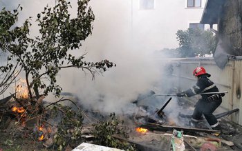 Magazie de lemne cuprinsă de …