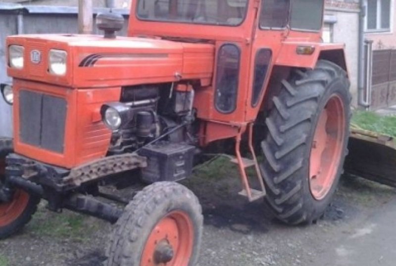 Bărbat cercetat de polițiști după ce s-a izbit cu tractorul într-o mașină la Suharău