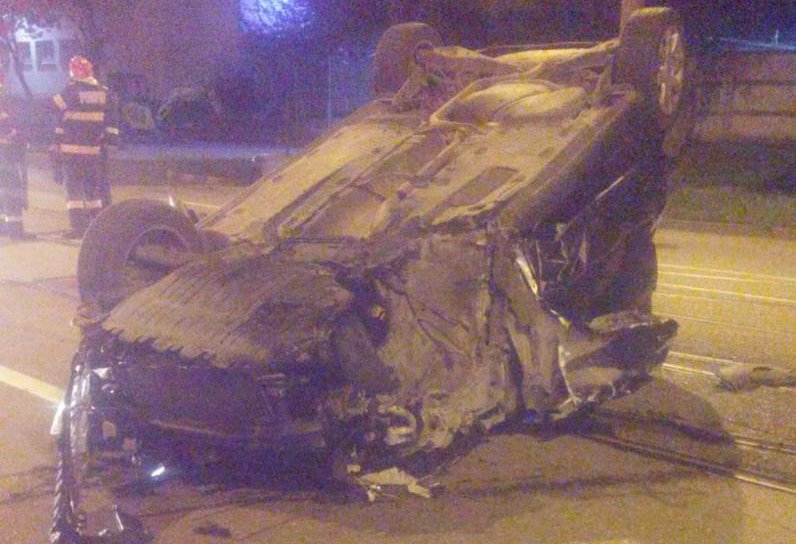 Accident grav în Botoșani: Tânăr ajuns la spital după ce s-a izbit cu mașina într-un stâlp