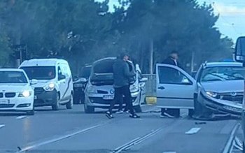 Accident! Două mașini s-au ciocnit …