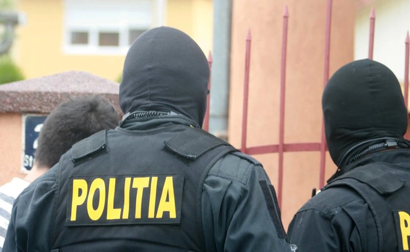 Percheziție domiciliară la Brăești după ce un bărbat este bănuit de hărțuire