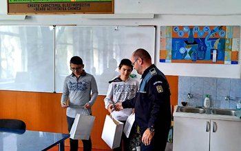 Elevi recompensați de polițiștii Biroului …
