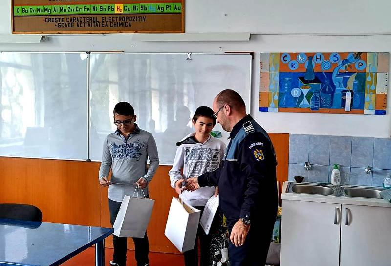 Elevi recompensați de polițiștii Biroului Siguranță Școlară - FOTO