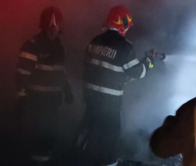 Depozit de material lemnos cuprins de un incendiu puternic. Pompierii botoșăneni au intervenit