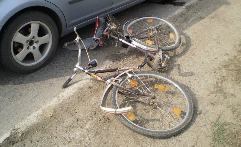 Biciclist accidentat pe o stradă din Botoșani, de un șofer neatent