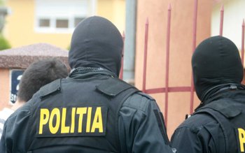 Rețea care vindea parfumuri contrafăcute, …