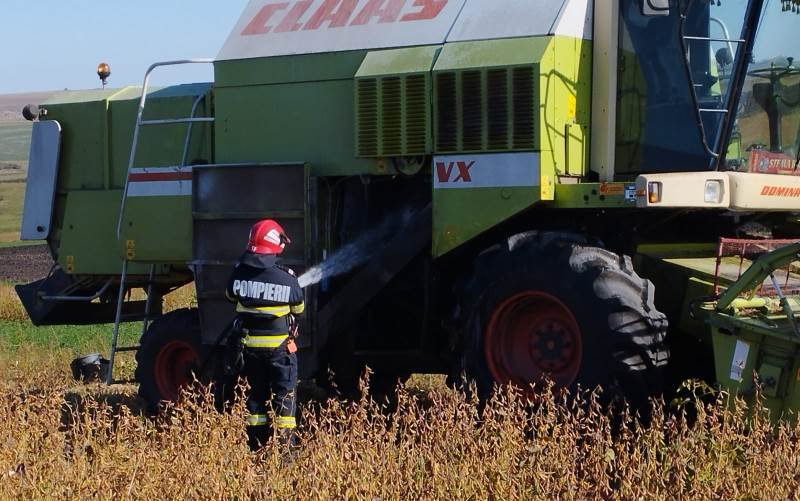 O combină agricolă a luat foc în timp ce recolta soia - FOTO