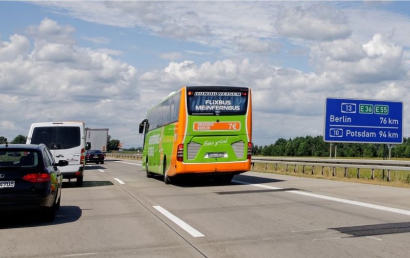 Român abandonat de șoferul de autocar la marginea unei autostrăzi din Germania. După câteva ore a fost găsit inconștient