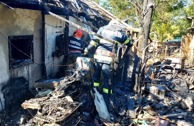 Atelier de reparații distrus într-un incendiu. Pompierii au intervenit pentru stingere - FOTO