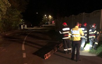 Stâlp de telefonie căzut pe …