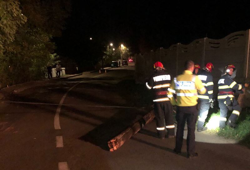 Stâlp de telefonie căzut pe o stradă din Dorohoi. Pompierii au intervenit - FOTO