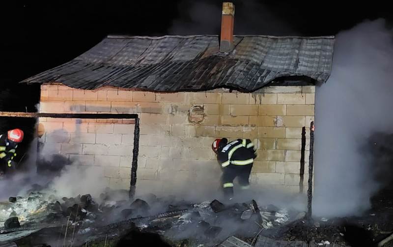 Casa în care locuiau o mamă și doi copii a distrusă în urma unui incendiu – FOTO