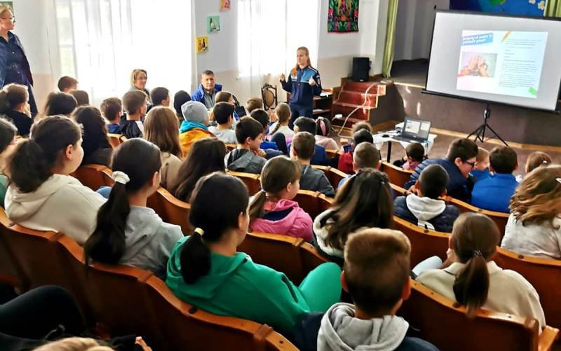 Polițiștii biroului siguranță școlară în vizită la Gorbănești și Vlădeni - FOTO