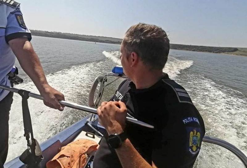 Amenzi și unelte de pescuit confiscate. Acțiune a polițiștilor în zona lacului Stânca-Costești