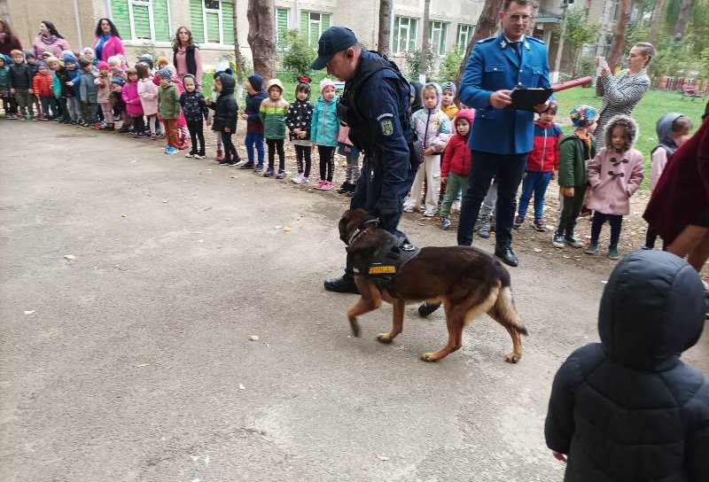 Jandarmii și câinele de serviciu Pih s-au întâlnit cu copiii de la Grădinița Nr.19 Botoșani
