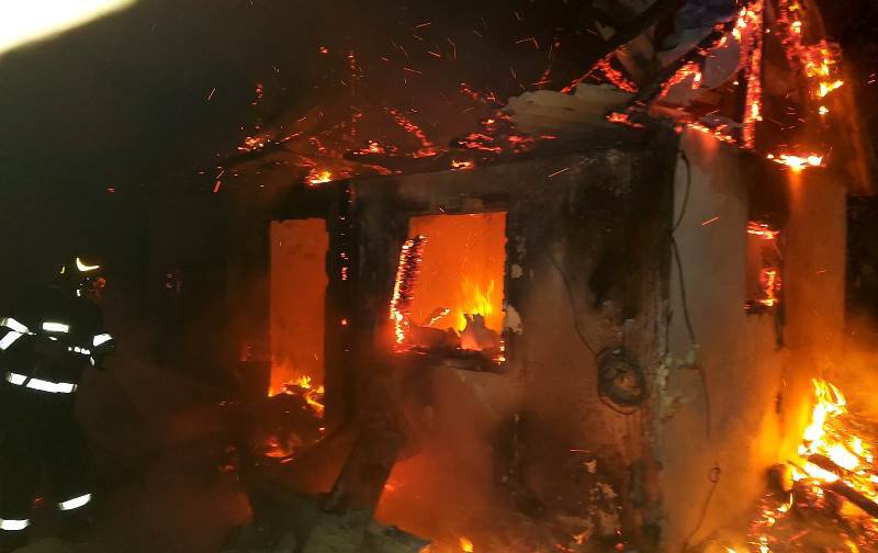 Două persoane, au ajuns la spital cu arsuri pe față și mâini, în urma unui incendiu care le-a cuprins casa