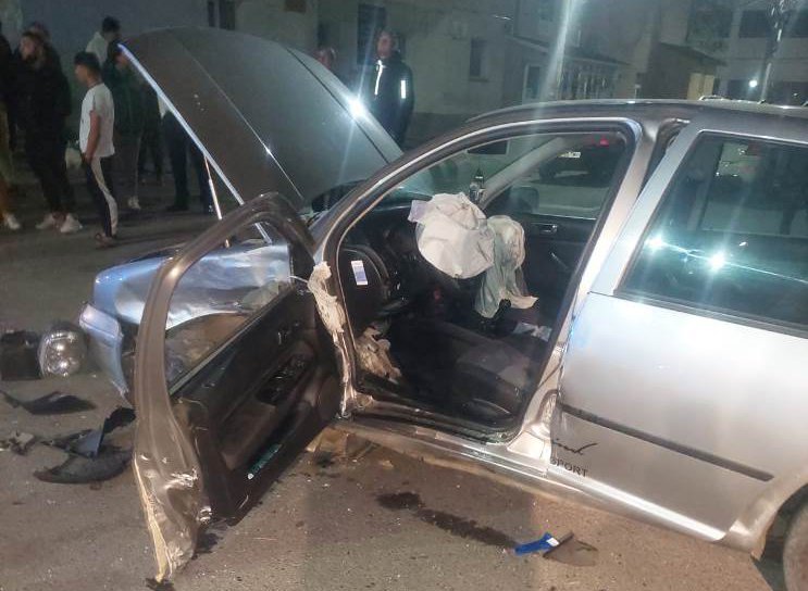 Accident la Săveni! Două șoferițe s-au ciocnit cu mașinile. O tânără a ajuns la spital - FOTO