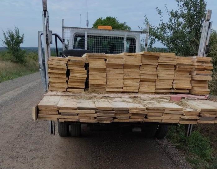 Două transporturi ilegale de lemn confiscate de polițiștii botoșăneni