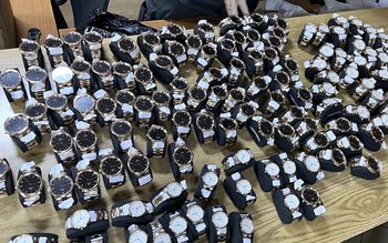 Ceasuri şi portcarduri ascunse şi …