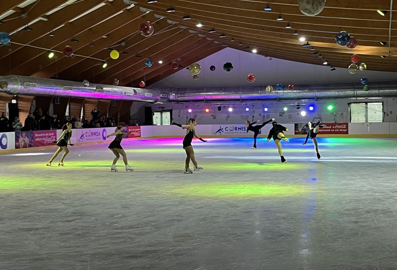 Demonstrație de patinaj artistic la deschiderea patinoarului de la Cornișa, Botoșani - FOTO