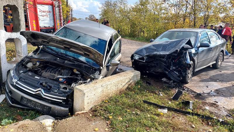 Două persoane au avut nevoie de îngrijiri medicale, în urma unui accident rutier produs, în urmă cu puțin timp