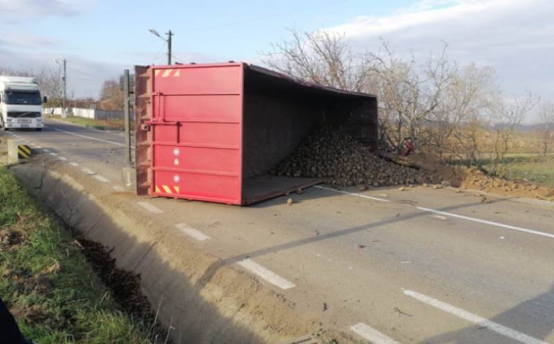 Drum blocat de un camion răsturnat! Șoferul cu multiple răni a fost transportat la spital