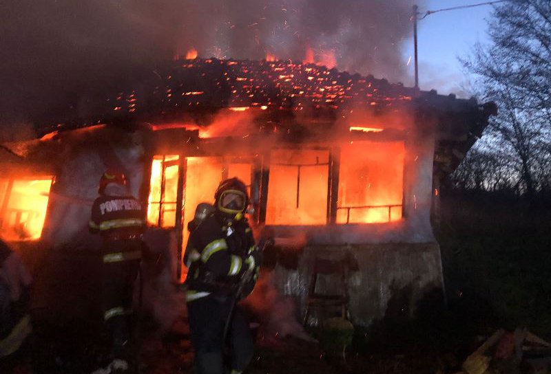 Casa unei familii din Mateieni a ars ca o torță în urma unui incendiu - FOTO