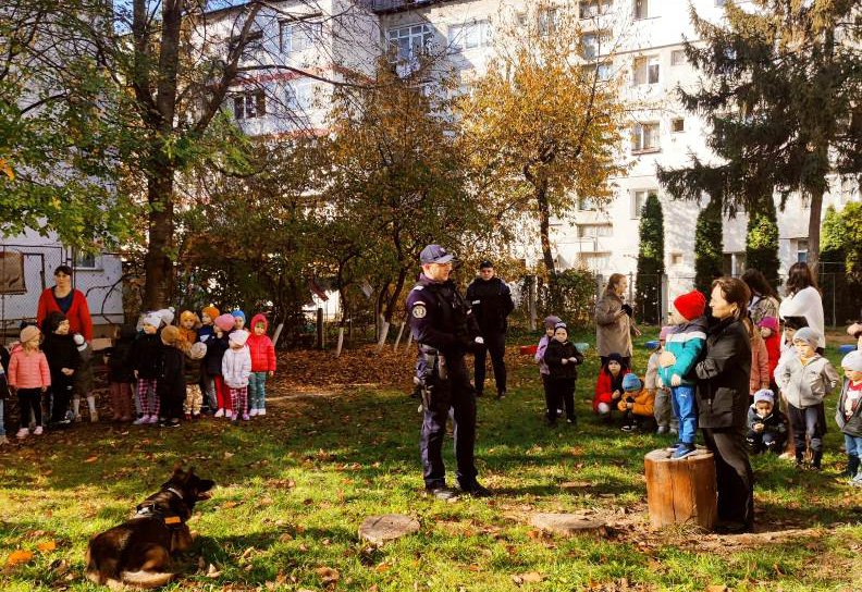 Jandarmeria Botoșani la Grădinița Șotron - FOTO