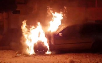 Taxi cuprins de flăcări, pe …