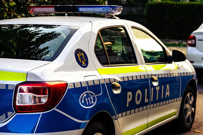 Un adolescent de 17 ani a intrat cu mașina într-un gard apoi a fugit de la locul accidentului