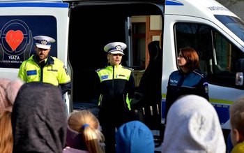 Polițiștii prezenți în școlile din …