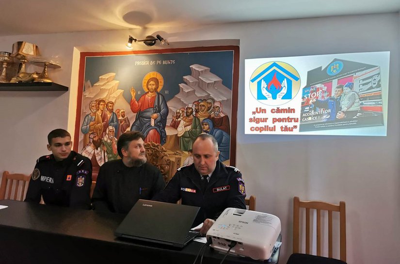 Preoții din Protopopiatul Săveni, partenerii pompierilor în cadrul campaniei „Un cămin sigur pentru copilul tău! - FOTO