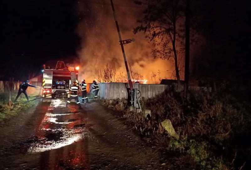 Gospodărie din Bucecea cuprinsă de flăcările unui incendiu violent. Pompierii au intervenit - FOTO