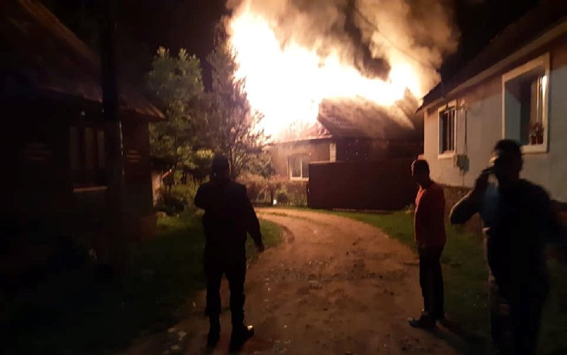 Casă în flăcări în toiul nopții la Bucecea. Focul a fost stins după mai bine de o oră și jumătate