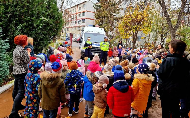 Polițiștii de la Rutieră, la Grădinița „Șotron” din Botoșani - FOTO