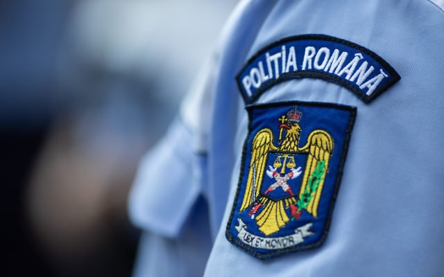 Poliţiştii botoşăneni alături de elevii Colegiului Economic pentru prevenirea victimizării acestora