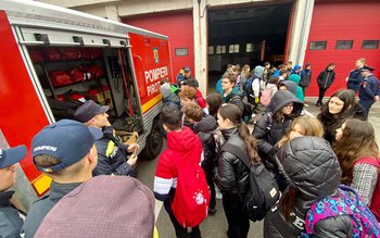 Sute de elevi învățați de …