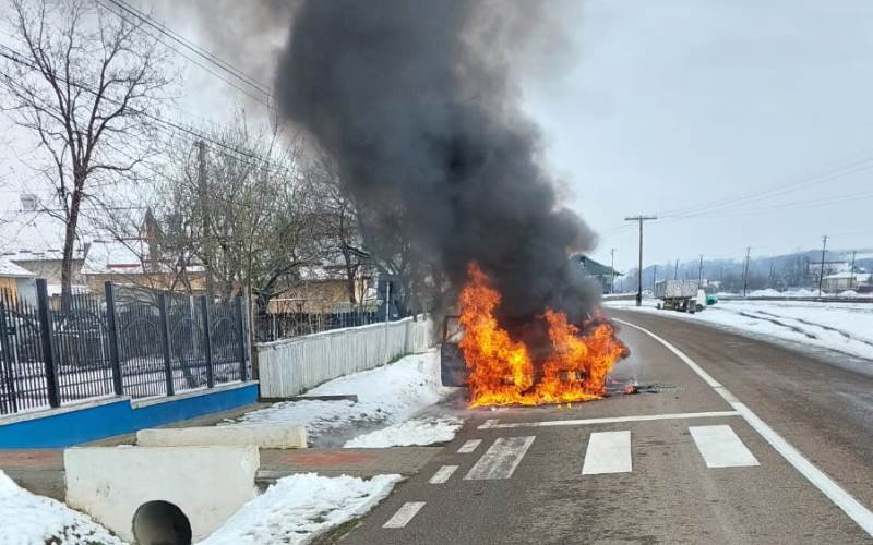 Mașină în flăcări pe drumul Botoșani-Dorohoi
