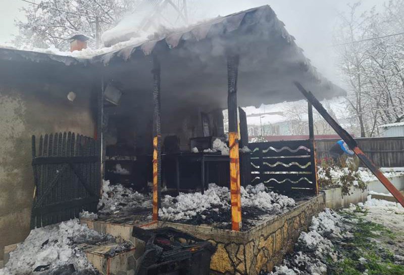 Și-a incendiat locuința după ce a pus carnea la afumat în foișor - FOTO