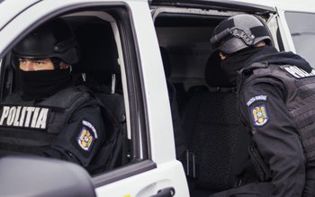 Percheziții efectuate la locuințele unor …