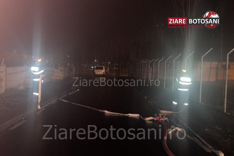 Pompierii au intervenit de urgență după ce o autoutilitară a rupt o conductă de gaz din Dorohoi - FOTO