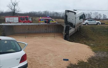 Bărbat rănit după impactul dintre …