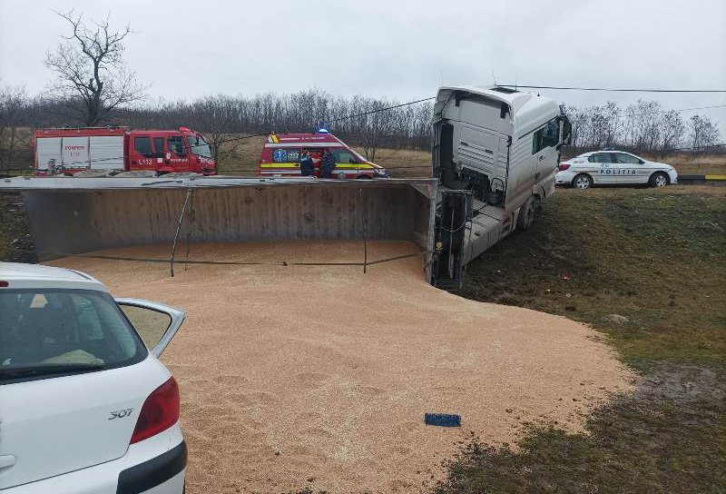 Bărbat rănit după impactul dintre o mașină și un TIR pe un drum din județ